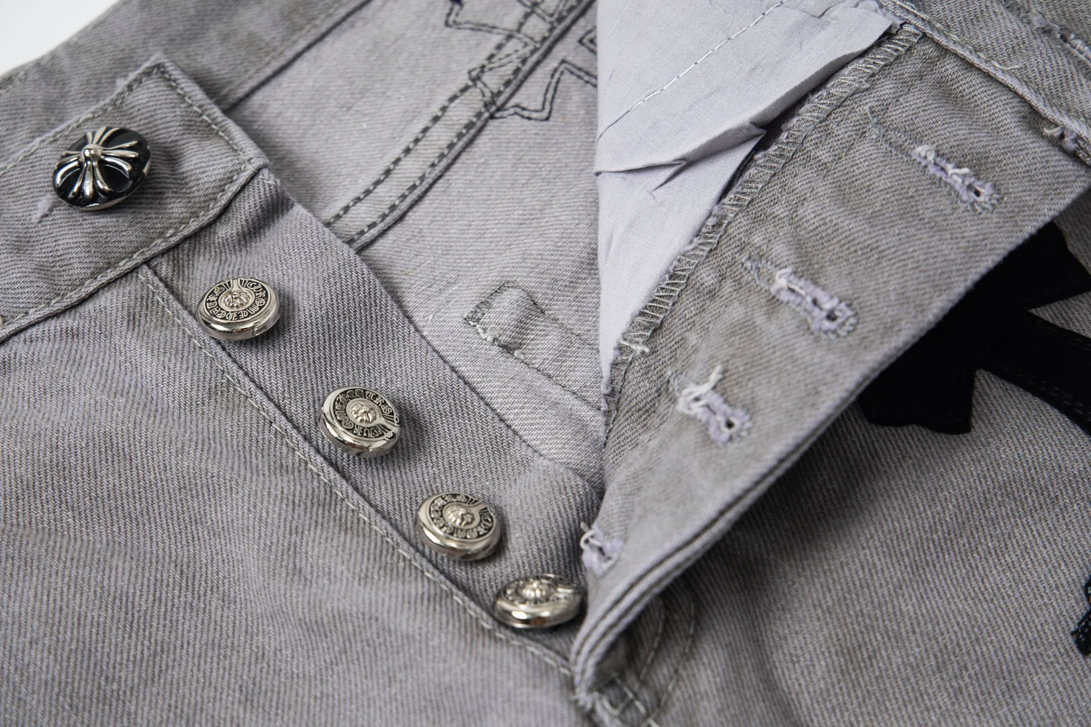 P290 Chrome Hearts Gray Cow King Jeans Multi-Leather Standard Work Jeans CH Jeans All need to be washed and then disassembled and hand-stitched with sheepskin cross leather and then spliced to complete. The whole process is too complicated to describe. About Chrome Hearts This is an extremely luxurious fashion brand that can also be called the aristocracy of the high street. It has always been an exclusive brand for some hipsters or the second generation of rich people. Compared with ordinary high streets, it is more luxurious and noble. Compared with luxury brands, it is more fashionable and individual. It has always been a brand that I have a special liking for. Style number: 1763# Color: Gray Size: 28 30 32 34 36